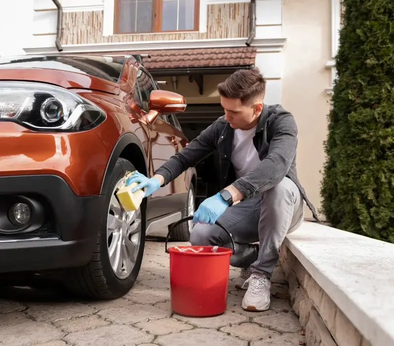 Lavage auto à domicile Quantilly : professionnel intervenant sur un véhicule
